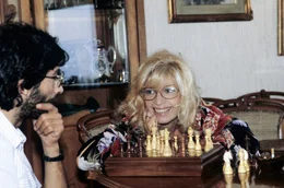 Monica Vitti spielt Schach mit ihrem Lebenspartner Roberto Russo, circa 1979
