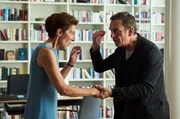 Gitti Kronlechner (Adele Neuhauser) l&auml;sst sich von Dr. Bechtelle (Jean-Yves Berteloot) bei ihrem Asthma-Anfall helfen.