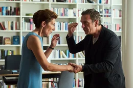 Gitti Kronlechner (Adele Neuhauser) l&auml;sst sich von Dr. Bechtelle (Jean-Yves Berteloot) bei ihrem Asthma-Anfall helfen.