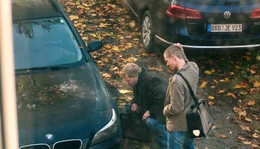Was hat es mit der Autoschramme auf sich, die Christoph (Henning Baum, li.) und sein Sohn Paul (Jordan E. Dwyer) heimlich unter die Lupe nehmen?