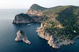 Zerkl&uuml;ftete K&uuml;sten, malerische Buchten, Partyparadies: Spaniens &bdquo;wei&szlig;e Insel&ldquo; Ibiza ist ein Sehnsuchtsort.