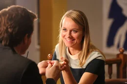 Anni Sulmtaler (Anna Unterberger) ist im Flirt-Modus.