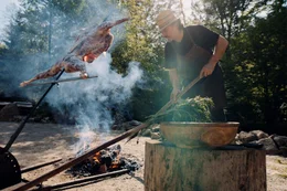 Leo Gradl grillt Waldschaf im Asado-Stil