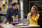 Mike (Jason Biggs, l.); Kay (Maggie Lawson, r.)