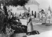 Zollbeamter, Österreich - Adolf Hitler am Grab seiner Eltern Alois und Klara Hitler auf dem Friedhof von Leonding bei Linz (historische Aufnahme). Zollbeamter, Österreich - Adolf Hitler am Grab seiner Eltern Alois und Klara Hitler auf dem Friedhof von Leonding bei Linz (historische Aufnahme).