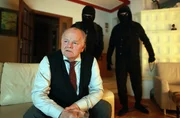 Bankchef Rudi Stiegler (Gerhard Breitfuss) wird Zuhause &uuml;berfallen