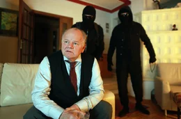 Bankchef Rudi Stiegler (Gerhard Breitfuss) wird Zuhause &uuml;berfallen