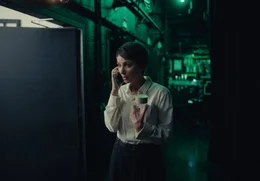 Thea (Julia Koschitz).