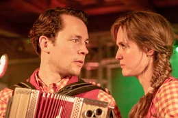 Sie sind Geschwister und Bandkollegen: Dominik Wachter (Daniel Langbein, li.) und Jana Skoff (Emily Cox).