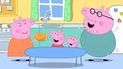 Mama Wutz (li.) backt einen Apfelkuchen. Während Familie Wutz wartet, bis er fertig ist, spielen Papa Wutz (re.), Peppa (2.v.li.) und Schorsch (2.v.re.) ein Suchspiel. Mama Wutz (li.) backt einen Apfelkuchen. Während Familie Wutz wartet, bis er fertig ist, spielen Papa Wutz (re.), Peppa (2.v.li.) und Schorsch (2.v.re.) ein Suchspiel.