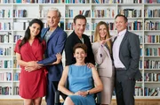 Gitti Kronlechner (Adele Neuhauser, M.) hat die Venus im vierten Haus und &uuml;berrascht damit den Mediator Dr. Bechtelle (Jean-Yves Berteloot, M.), ihren Ex-Mann Robert Holzer (Walter Sittler, 2.v.l.) und seine Freundin Lucia (Rosetta Pedone, l.), ihren Sohn Jonas (Johannes Zirner, r.) und dessen Verlobte Mona (Nathalie Schott, 2.v.r.).