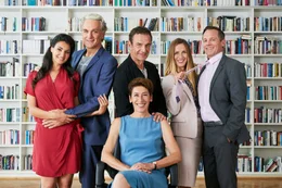 Gitti Kronlechner (Adele Neuhauser, M.) hat die Venus im vierten Haus und &uuml;berrascht damit den Mediator Dr. Bechtelle (Jean-Yves Berteloot, M.), ihren Ex-Mann Robert Holzer (Walter Sittler, 2.v.l.) und seine Freundin Lucia (Rosetta Pedone, l.), ihren Sohn Jonas (Johannes Zirner, r.) und dessen Verlobte Mona (Nathalie Schott, 2.v.r.).