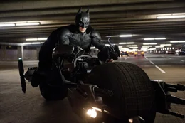 Batman (Christian Bale) versucht die teuflischen Pl&auml;ne des Terroristen Bane zu vereiteln...