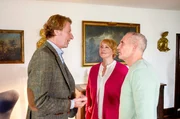 Michael Hartmann (Michael von Au, l.) lädt Nele Fehrenbach (Floriane Daniel, 2.v.r.) und Paul Schott (Tim Wilde, r.) zum Essen ein. Die Tür des Turmzimmers schließt sich und die drei sind gefangen. Michael Hartmann (Michael von Au, l.) lädt Nele Fehrenbach (Floriane Daniel, 2.v.r.) und Paul Schott (Tim Wilde, r.) zum Essen ein. Die Tür des Turmzimmers schließt sich und die drei sind gefangen.