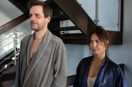 Die Zwei stecken unter einer Decke! Die Bankerin Karin Weber (Simone Fuith, r.) bei dem Unternehmer Pircheger (Dominik Warta) an.