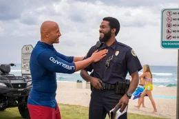 v.li.: Mitch Buchannon (Dwayne 'The Rock' Johnson), Sgt. Ellerbee (Yahya Abdul-Mateen II).
