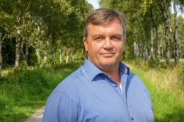 Als Erwachsener bekennt Hape Kerkeling, dass er und sein Humor die Summe all jener Menschen sind, die seine Kindheit wesentlich pr&auml;gten.