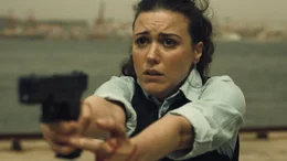 Als eine von Interpol veranlasste Fluchtmission f&uuml;r die Informatikerin und Cybercrime-Informantin Sophia Moreno (Hana Sofia Lopes) eskaliert, kann sie die Entf&uuml;hrung ihres Sohnes nicht verhindern.
