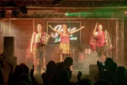 (v.li.): Dominik Wachter (Daniel Langbein), Jana Skoff (Emily Cox), Hubert Skoff (Stefan Gorski).