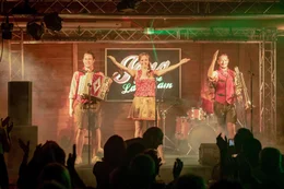 (v.li.): Dominik Wachter (Daniel Langbein), Jana Skoff (Emily Cox), Hubert Skoff (Stefan Gorski).