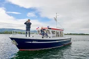 Jakob Frings (Max König, l.) und Paul Schott (Tim Wilde, r.) suchen das Boot von Chandrabandhu und wollen ihn zu den Ereignissen vor zehn Jahren befragen. Jakob Frings (Max König, l.) und Paul Schott (Tim Wilde, r.) suchen das Boot von Chandrabandhu und wollen ihn zu den Ereignissen vor zehn Jahren befragen.