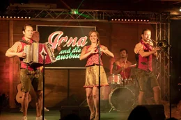 Vorne, v.li.: Dominik Wachter (Daniel Langbein), Jana Skoff (Emily Cox), Hubert Skoff (Stefan Gorski).