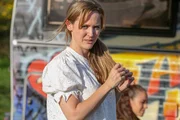Jana Skoff (Emily Cox)
