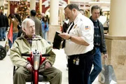 Paul Blart (Kevin James, r.) sorgt im Kaufhaus f&uuml;r Recht und Ordnung - doch nicht jeder (Bernie McInerney, l.) l&auml;sst sich von ihm einsch&uuml;chtern ...