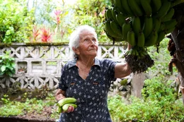 Anna Randolf Gstir in ihrem Bananengarten