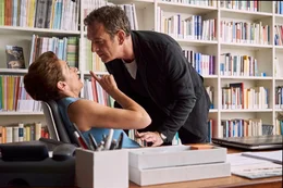 Gitti Kronlechner (Adele Neuhauser) f&uuml;hlt sich von Dr. Bechtelle (Jean-Yves Berteloot) bedr&auml;ngt.