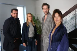Die Zwei stecken unter einer Decke! Sascha Bergmann (Hary Prinz, li.) und Anni Sulmtaler (Anna Unterberger) trifft die Bankerin Karin Weber (Simone Fuith, re.) bei dem Unternehmer Pircheger (Dominik Warta) an.