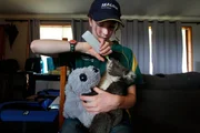 M&auml;dchen f&uuml;ttert Koala mit Flasche (Volunteer wildlife carer Minka Macaule, feeds an injured koala joey at the Kangaroo Island Wildlife Park on Kangaroo Island, Australia)