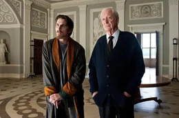 Bruce Wayne (Christian Bale, l.) und sein Butler Alfred (Michael Caine)