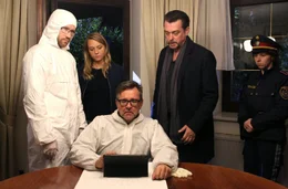 V. li. n. re.:&acirc;&euro;žSpusi&acirc;&euro;&oelig; Kofler (Christoph Kohlbacher), Kommissarin Sulmtaler (Anna Unterberger), Chefermittler Bergmann (Hary Prinz) und Dorfpolizistin Renner (Eva Mayer) schauen einem Kollegen (vorne) &Atilde;&frac14;ber die Schulter.