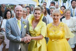 Pia (Karin Thaler, M.), ihr Br&auml;utigam Frank (Stefan Noelle, l.) und ihre Freundin Ulrike (Johanna Bittenbinder, r.) lauschen Gittis Hochzeitsansprache.
