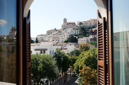 Den entspannten Charakter hat sich die Insel trotz des Partytourismus bewahrt. Die obere Altstadt von Ibiza-Stadt, Dalt Vila, hat Weltkulturerbe-Status.