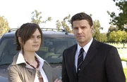 (v.l.n.r.) Dr. Brennan (Emily Deschanel); Booth (David Boreanaz)