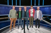 In der beliebten Radiowoche treten Radiomoderatorinnen und -moderatoren der ARD-Wellen gemeinsam mit ihren H&ouml;rerinnen und H&ouml;rern gegen die geballte Expertise der Quiz-Elite an. Moderator Alexander Bommes (M.) mit den Kandidaten (v.l.n.r.): Maximilian Bitz, Matthias Rohrschneider (MDR Jump), Felix Kreutzfeldt, Julian Beimdiecke (Bremen Vier).