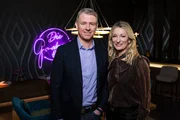 Monika Gruber und Anthony-Robert Lee posieren für ein Foto Monika Gruber und Anthony-Robert Lee posieren für ein Foto