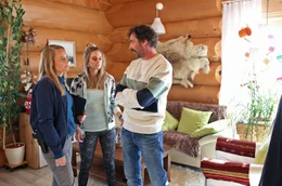 Anni Sulmtaler (Anna Unterberger) befragt den Eishockeyprofi Willi Murer (Marcel Mohab) und seine Frau Nancy (Ina-Alice Kopp).