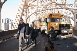 Blake (Joseph Gordon-Levitt, l.) erkennt, dass das eingetretene Chaos in Gotham City zur kompletten Zerst&ouml;rung der Metropole f&uuml;hren wird und will Batman dazu bringen, sich dem B&ouml;sen entgegen zu stellen.