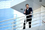 Als Arzt und Kollege Bradley durch ein Fenster in einen Konferenzraum stürtzt, ist sich Conrad (Matt Czuchry) sicher, dass das kein Selbstmord war ... Als Arzt und Kollege Bradley durch ein Fenster in einen Konferenzraum stürtzt, ist sich Conrad (Matt Czuchry) sicher, dass das kein Selbstmord war ...
