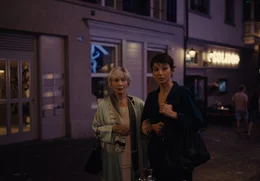 (v.li.): Helene (Christine Ostermayer), Thea (Julia Koschitz).