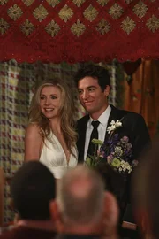 Stellas (Sarah Chalke, l.) Schwester Nora ist drei Tage vor der Hochzeit der Br&auml;utigam abhanden gekommen, sodass Stella und Ted (Josh Radnor, r.) den Termin &uuml;bernehmen. Doch wird alles gut gehen?