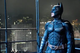 Als der Terrorist Bane in Gotham City f&uuml;r Chaos sorgt und bald schon Anarchie herrscht, bleibt Bruce Wayne alias Batman (Christian Bale) keine Wahl: Er muss sich als Schwarzer R&auml;cher dem B&ouml;sen entgegen stellen...