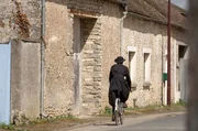 Anfang des 20. Jahrhunderts verursacht das Verschwinden des Pfarrers von Châtenay im französischen Département Eure-et-Loir einen landesweiten Skandal. Anfang des 20. Jahrhunderts verursacht das Verschwinden des Pfarrers von Châtenay im französischen Département Eure-et-Loir einen landesweiten Skandal.