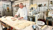 Georg Grofer backt ausschließlich traditionell, ohne jegliche Zusatzstoffe. Vor 20 Jahren hat er den "Verein vom Korn zum Brot e.V." gegründet. Georg Grofer backt ausschließlich traditionell, ohne jegliche Zusatzstoffe. Vor 20 Jahren hat er den "Verein vom Korn zum Brot e.V." gegründet.