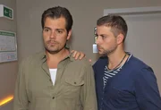 John (Felix von Jascheroff, re.) versucht seinem Freund Leon (Daniel Fehlow) in dessen schlimmsten Stunden nach Verenas Tod beizustehen. John (Felix von Jascheroff, re.) versucht seinem Freund Leon (Daniel Fehlow) in dessen schlimmsten Stunden nach Verenas Tod beizustehen.
