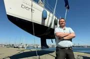 Im Bootshafen sorgt Hafenmeister Richard daf&uuml;r, dass alles l&auml;uft: Liegepl&auml;tze kontrollieren oder Boote kranen.