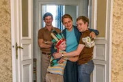 Karneval in der neuen Wohnung in Recklinghausen: Mutter Margret (Luise Heyer, 2.v.r.) mit ihrem Mann Heinz (S&ouml;nke M&ouml;hring, l.) und den S&ouml;hnen Hans-Peter (Julius Weckauf, vorne 2.v.l.) und Matthes (Jan Lindner, r.).